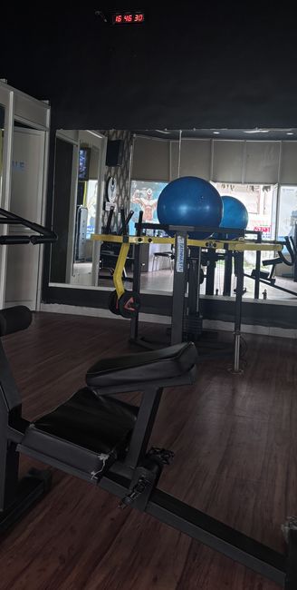 Heavy-duty 45 degree commercial leg press machine at Tathhastu Fitness Scheme 140