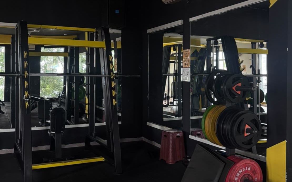 Tathhastu Fitness gym floor with treadmills